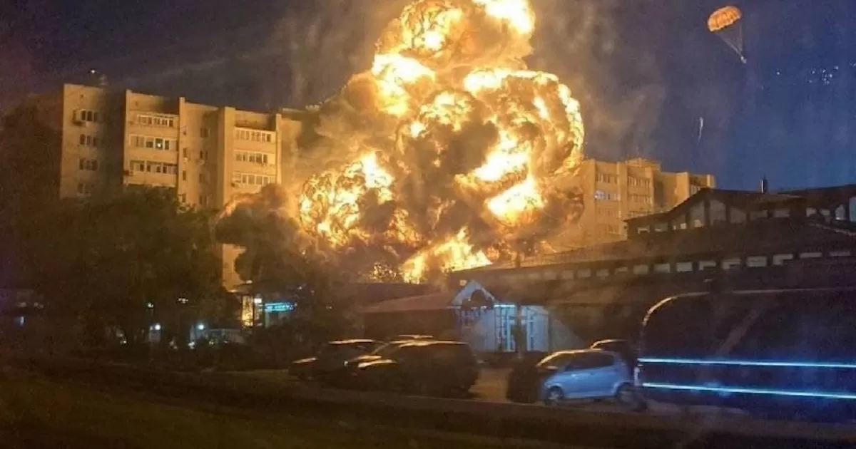 Video: Avión militar se estrella contra edificio de departamentos en Rusia