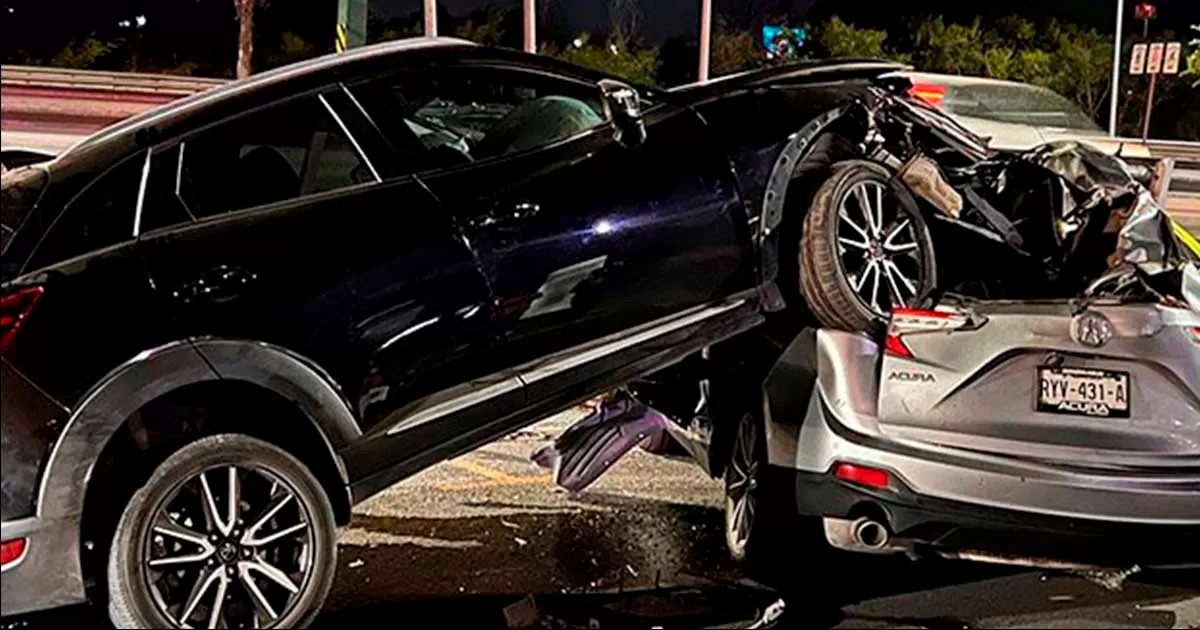 SegÃºn las investigaciones de los elementos de trÃ¡nsito la camioneta primero chocÃ³ contra el cordÃ³n del camellÃ³n central