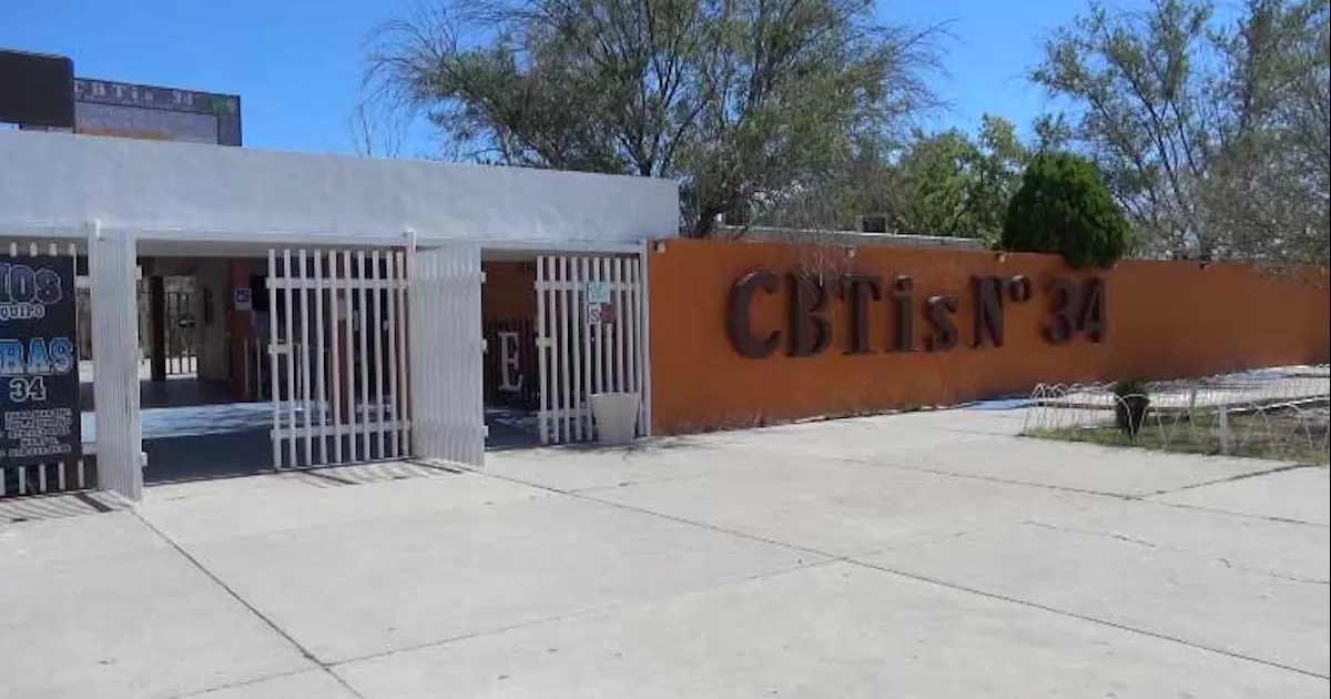 La directora Blanca Esthela HernÃ¡ndez estÃ¡ acompaÃ±ando a los estudiantes que participan en varias competencias de fÃºtbol varonil y femenil, atletismo y ajedrez