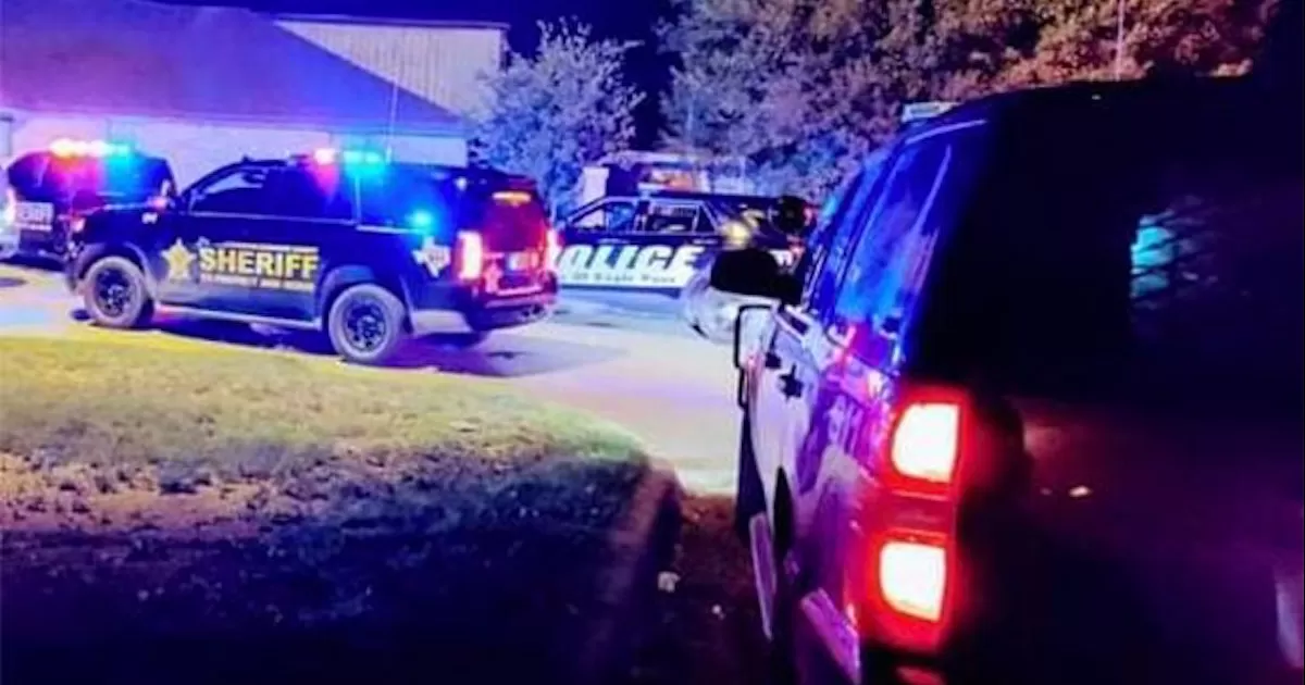 Auto le cae encima tras falla en gato hidráulico en Eagle Pass