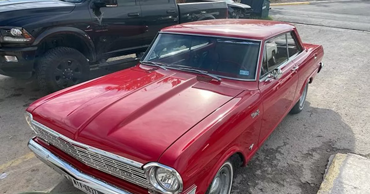 Roban y abandonan sin llantas un auto Chevy Nova 64 en Eagle Pass