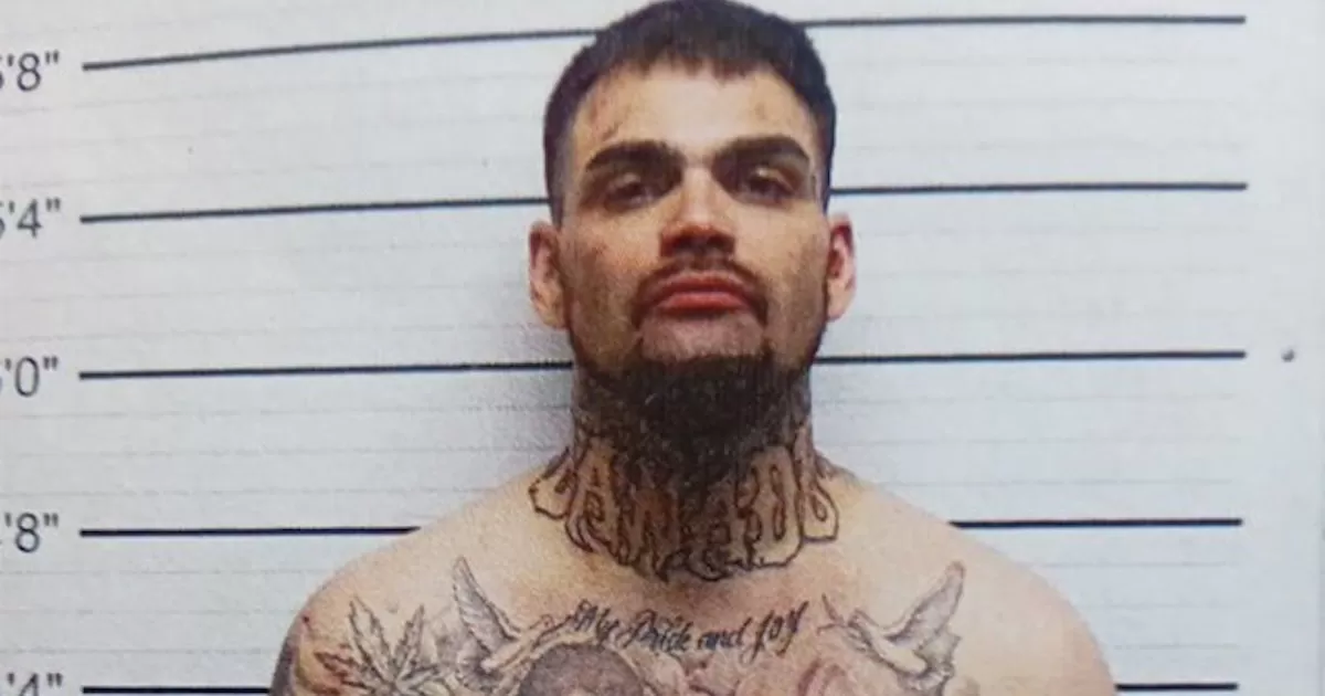 Se atrinchera, sale y pelea con la Policía; termina bajo arresto y logra navajear a oficial