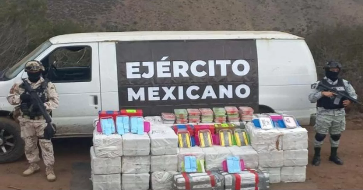 Fue en un ejido de Ensenada donde un grupo de sospechosos, a bordo de una camioneta transportaban 150 mil pastillas de fentanilo, kilos de coca y meta.