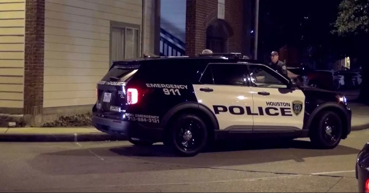 Los agentes acudieron al hotel donde estaba la pareja discutiendo y se fueron luego de verificar que todo estaba en calma. Luego, el sospechoso matÃ³ a la mujer tras una pelea por la custodia de sus hijos, de 1 y 3 aÃ±os, segÃºn dice el reporte policial.