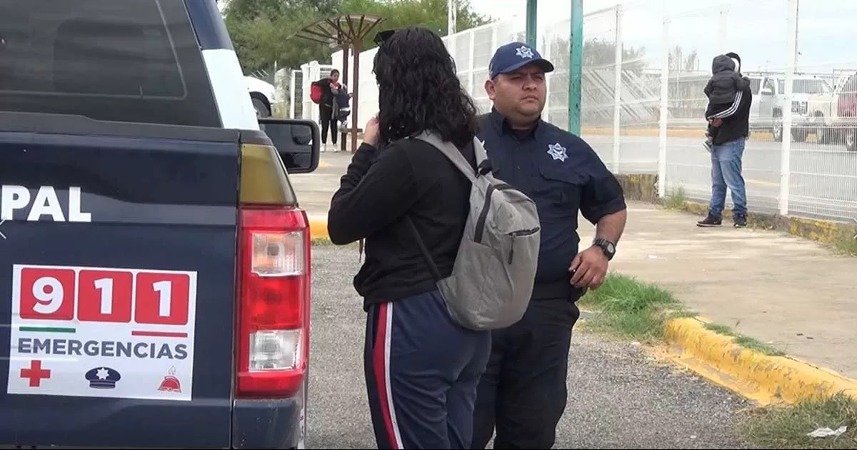 Cabe destacar que los otros jÃ³venes que acompaÃ±aban a la alumna se hacÃ­an pasar por estudiantes. Ya se ha reportado la presencia de personas extraÃ±as que fingen ser parte de los alumnos para confundir a la policÃ­a.