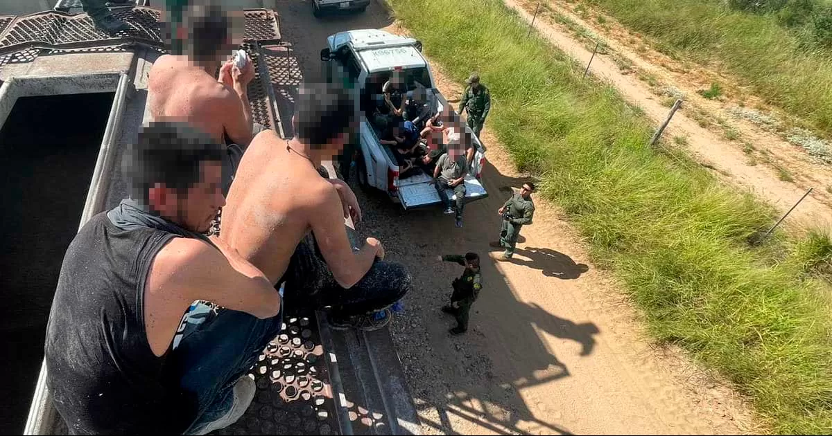 Rescatan a 16 migrantes del interior de un vagón sellado en Texas