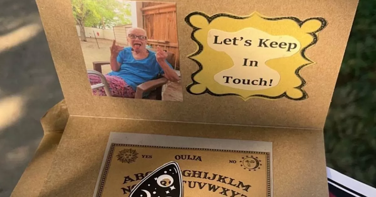 Jodie dejÃ³ en pequeÃ±as tarjetas de cartÃ³n una foto de ella con una oujia para que su familia siguiera en contacto con ella tras su muerte