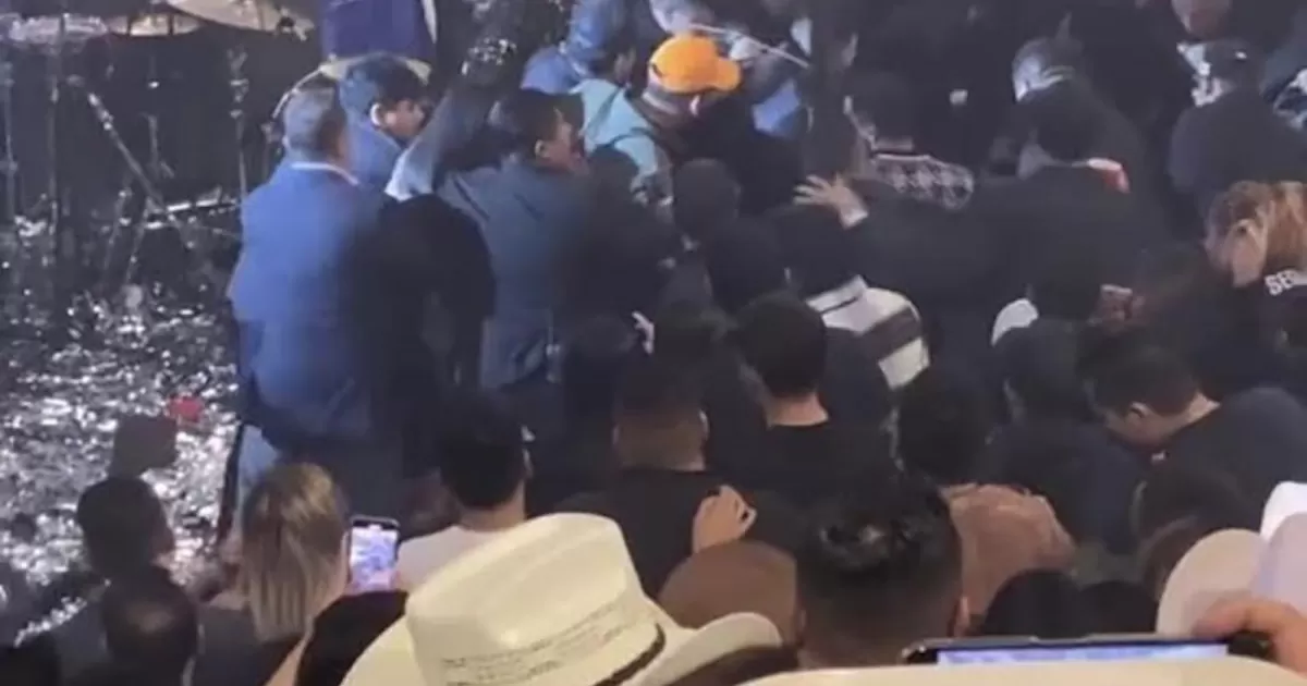 De acuerdo con asistentes a lugar, los hechos ocurrieron en la madrugada de este jueves, y la riÃ±a no sÃ³lo se registrÃ³ al interior del recinto, sino que llegÃ³ al exterior