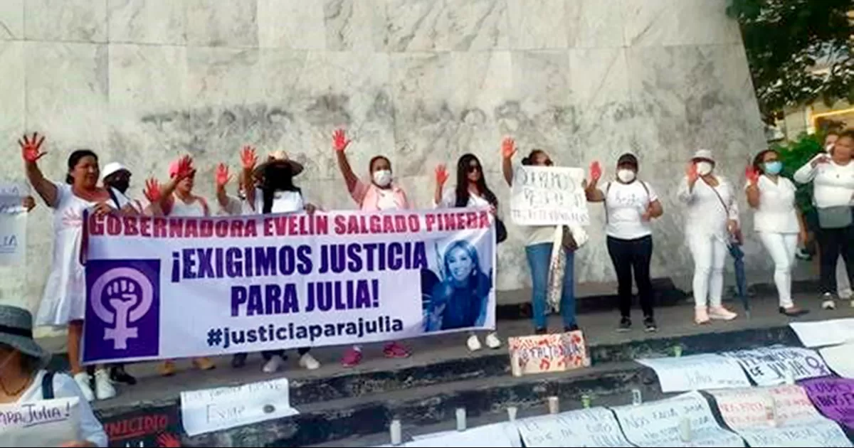 Enfermeras de un hospital estatal marcharon por el crimen de su compaÃ±era, Julia Olea, trabajadora administrativa, en Guerrero