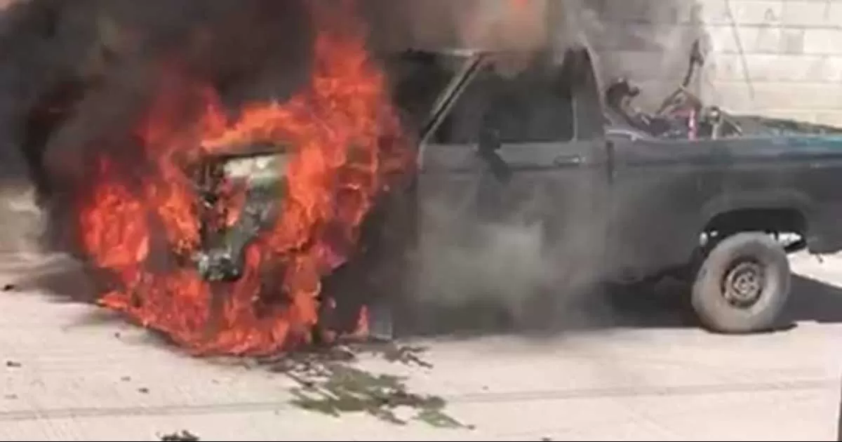 El dueÃ±o del vehÃ­culo cree que el incendiÃ³ fue a causa de un corto circuito o una fuga en el tanque de gasolina