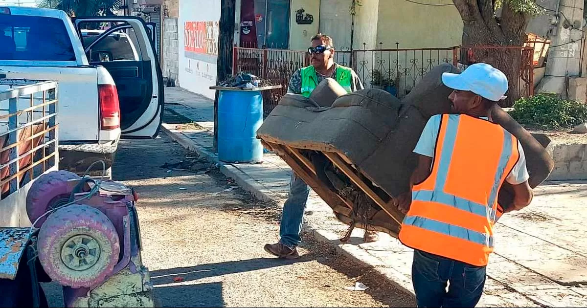 Exhorta alcaldesa a ciudadanía a eliminar cacharros ante brote de dengue en PN