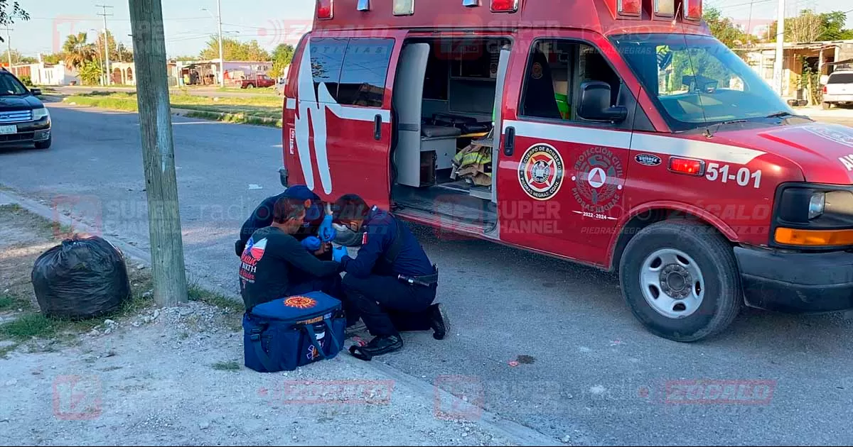 Ciudadano caminaba y mandaba mensajes de texto en su celular cuando fue sorprendido por un vecino violento
