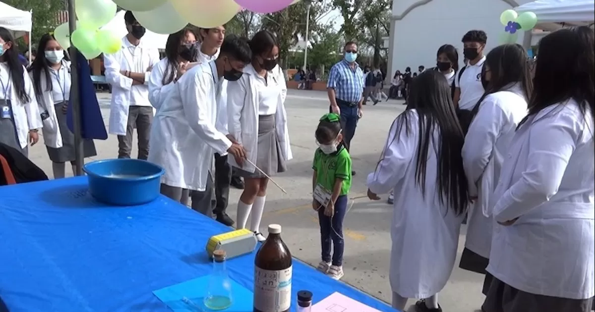 Alumnos del jardÃ­n de niÃ±os Industria Maquiladora admiran la exposiciÃ³n de proyectos en el Cbtis 34