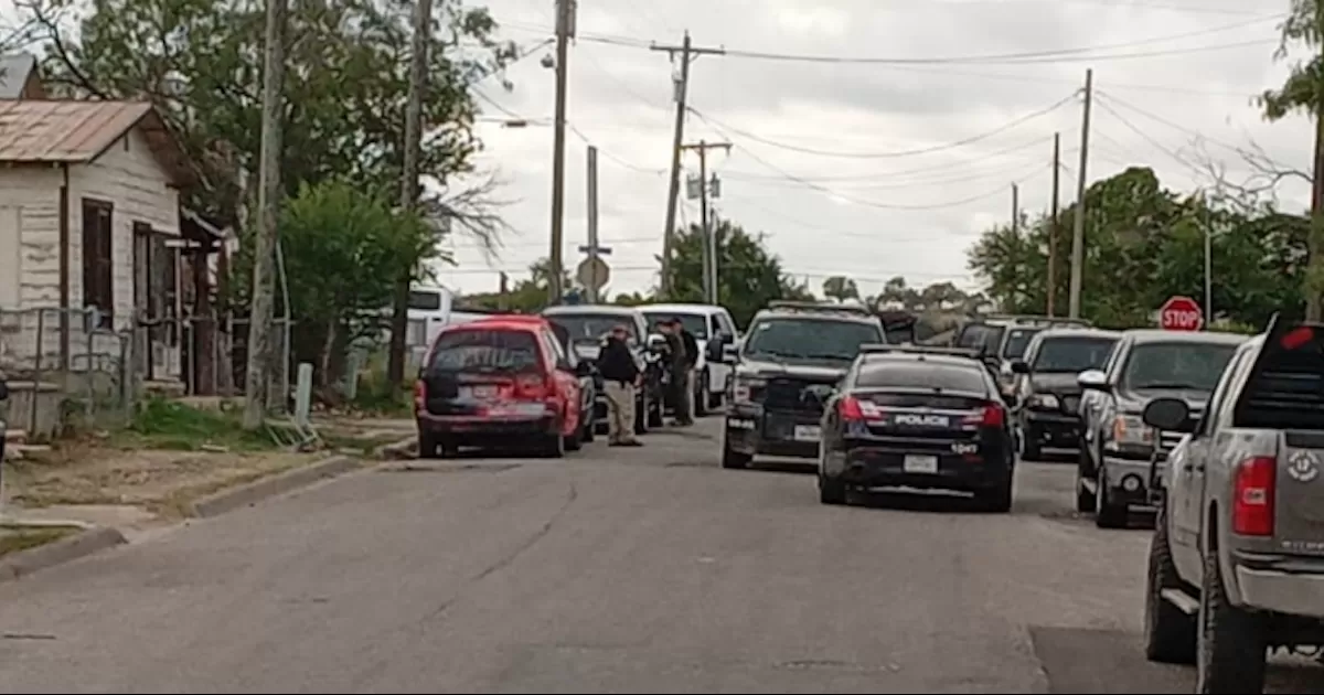 Catean casa y aseguran a 5 miembros del crimen organizado en Eagle Pass