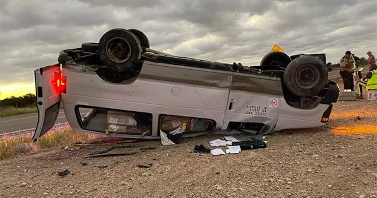 Vuelca van cargada de partes automotrices; le truena una llanta y se sale del camino