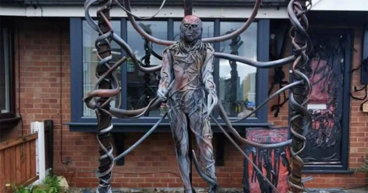 La propietaria de la casa ha estado decorando su casa con adornos espeluznantes de gran tamaÃ±o durante los Ãºltimos seis aÃ±os.