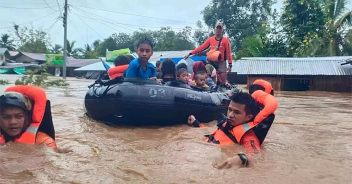 Un promedio de 20 tifones y tormentas azotan Filipinas cada aÃ±o matando a personas y ganado y destruyendo granjas, casas, carreteras y puentes