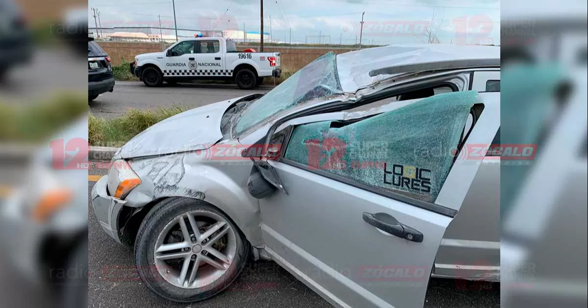 El conductor seÃ±alÃ³ que sintiÃ³ como perdÃ­a el control de su automÃ³vil sedÃ¡n Dodge Caliber por una falla en el sistema de direcciÃ³n, lo que le hizo chocar contra el camellÃ³n central.