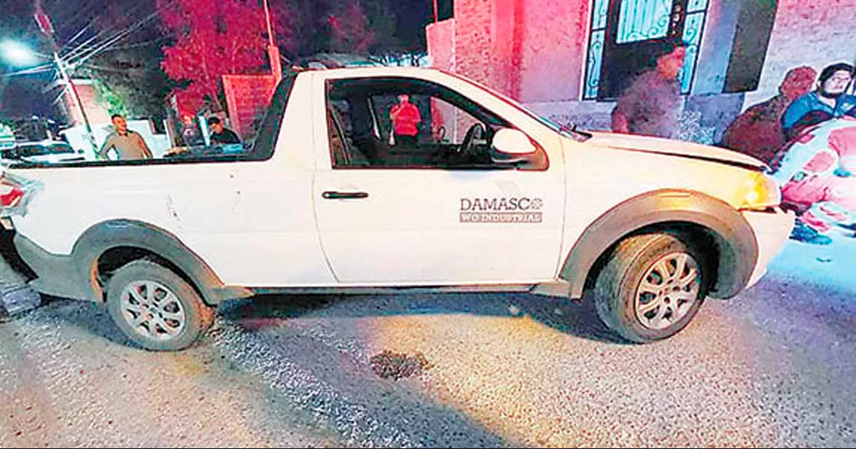 Pierde control de su "troca" y lesiona a padre de familia