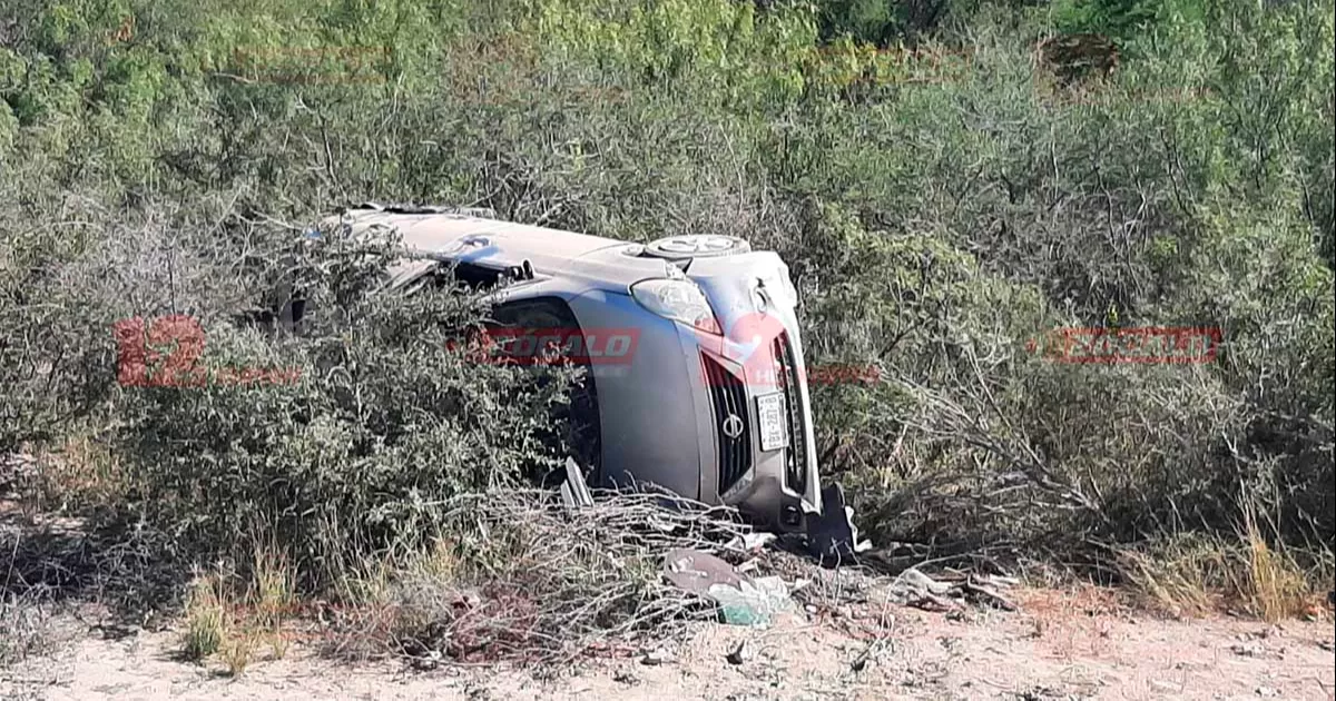 El Nissan Versa 2013 se saliÃ³ del camino en una curva y dio varias volteretas, quedando sobre su costado izquierdo.