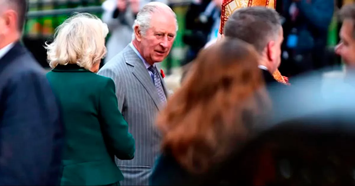 VIDEO: Arrojan huevos al rey Carlos III; hay un detenido