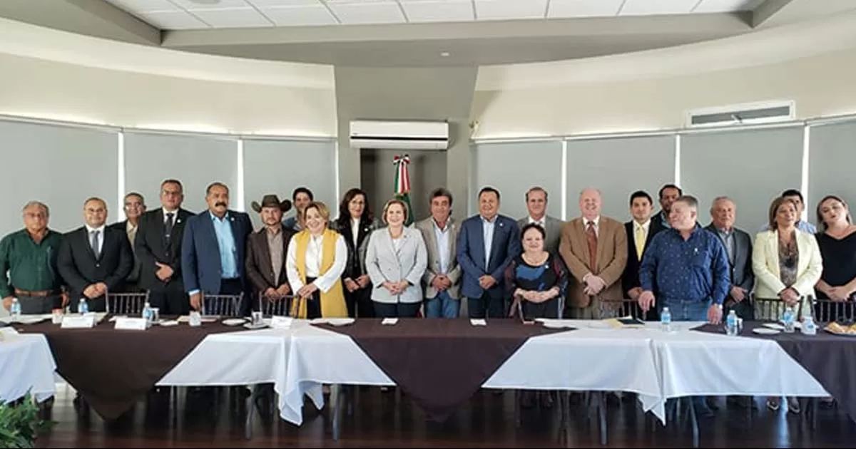 En la reuniÃ³n se presentÃ³ un documental sobre la carretera MÃºzquiz-Ojinaga por parte de los empresarios â€œPromotores del Desiertoâ€.