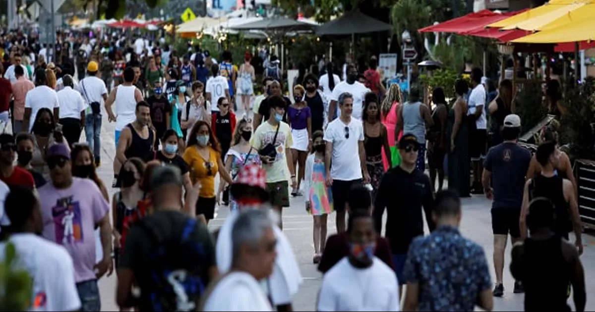 Esta decisiÃ³n de extender la emergencia se produce en un momento en que los funcionarios de salud pÃºblica esperan otro aumento de Covid este invierno.