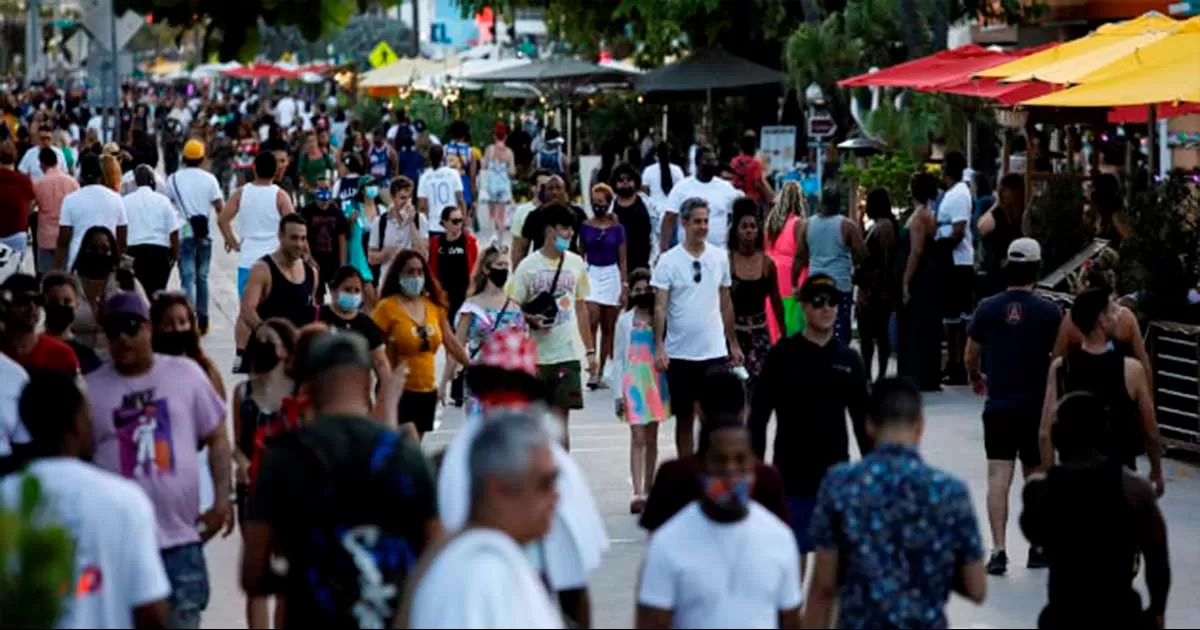 Esta decisiÃ³n de extender la emergencia se produce en un momento en que los funcionarios de salud pÃºblica esperan otro aumento de Covid este invierno