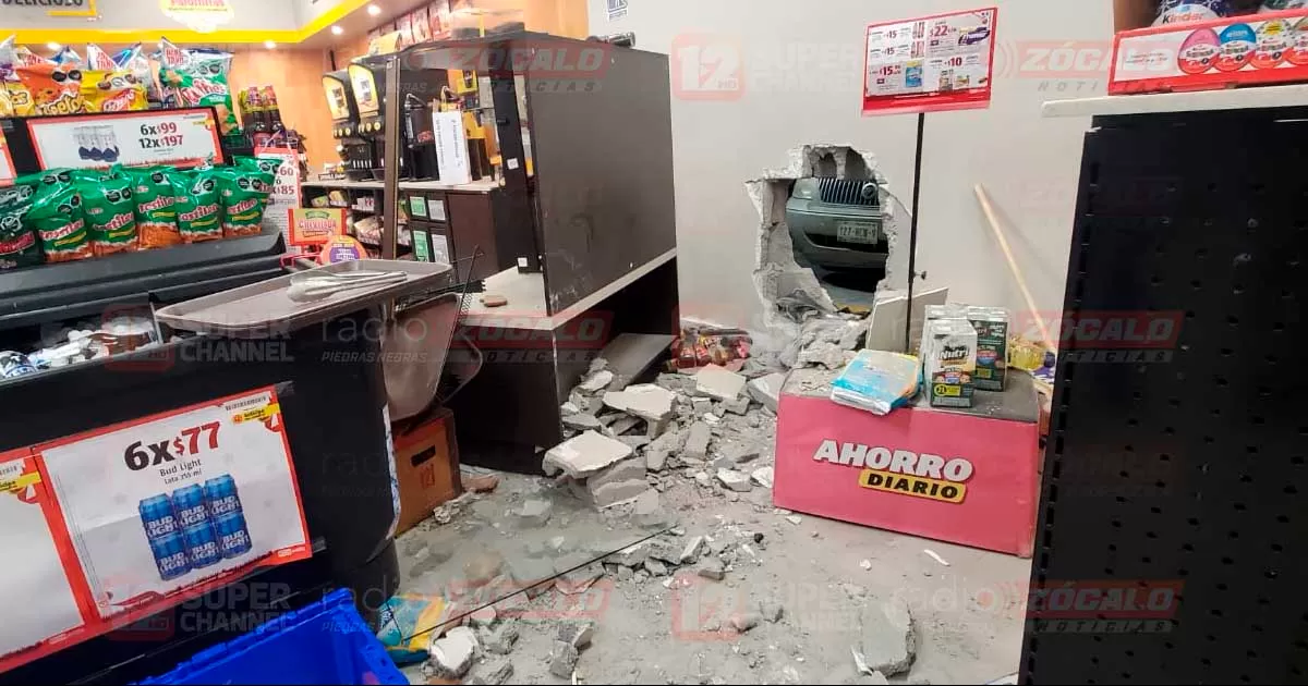 Despistado conductor pisa el pedal que no es e impacta su automÃ³vil contra la pared de una tienda de conveniencia