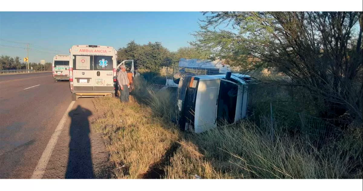 Se vuelca residente del ejido Piedras Negras con remolque para caballos