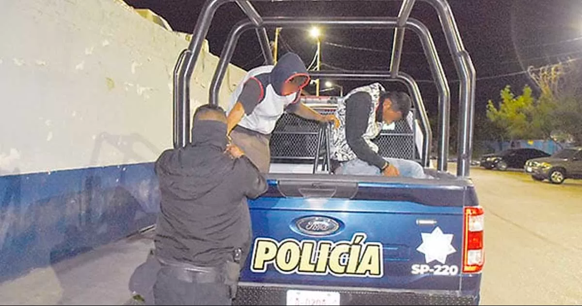 PolicÃ­as lo descubrieron cuando el individuo fumando cuando iba caminando hacÃ­a la tienda