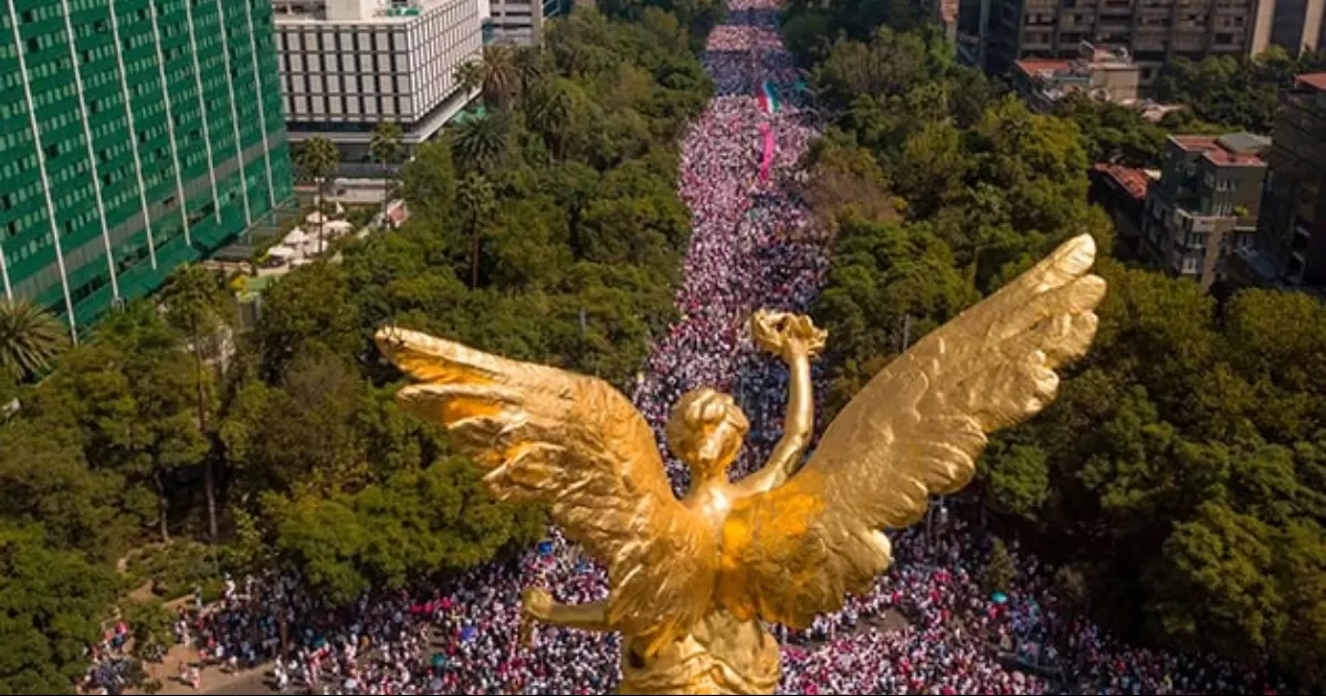 Marcha en favor del INE, no hubiera llenado â€˜ni la mitadâ€™ del ZÃ³calo AMLO