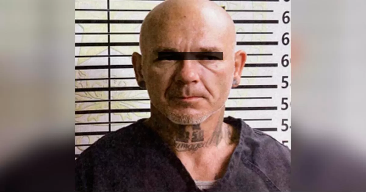 Fue puesto en custodia y entregado al departamento del alguacil donde permanece esperando su proceso.