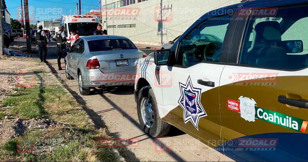 Paramédicos auxiliaron al individuo que presentaba una herida en la cabeza, pues presuntamente sufrió una caída debido al estado en el que andaba