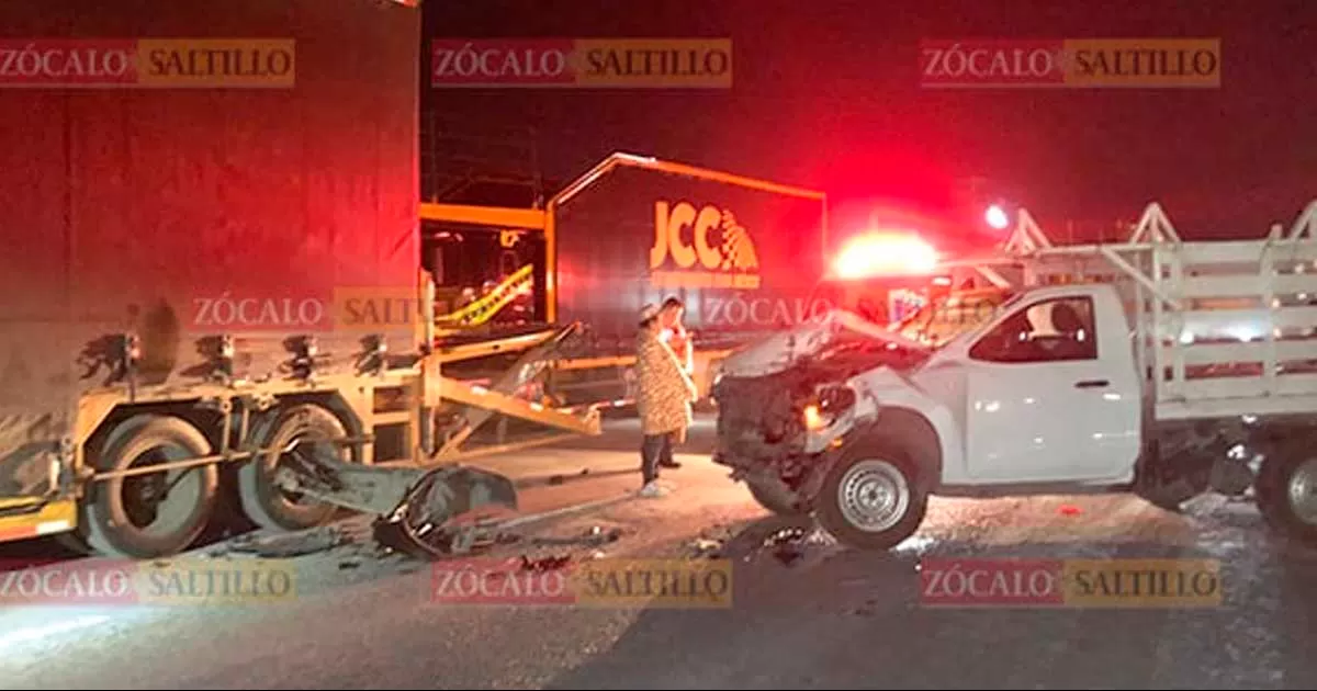 Por descuido, el conductor no se percato de la desviación hacia la terracería, perdiendo el control de su vehículo, lo que provocó que chocara contra la caja de la unidad pesada