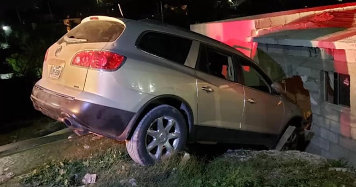 Menor de 13 años provoca accidente al mover palanca de cambios en camioneta