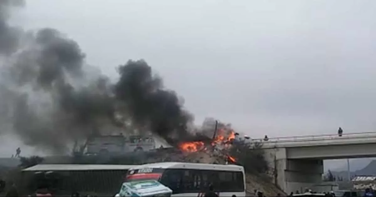 Los testigos al ver que la mercancía se había salido de la caja del tráiler iniciaron con la rapiña para llevarse cientos de cajas de peras.