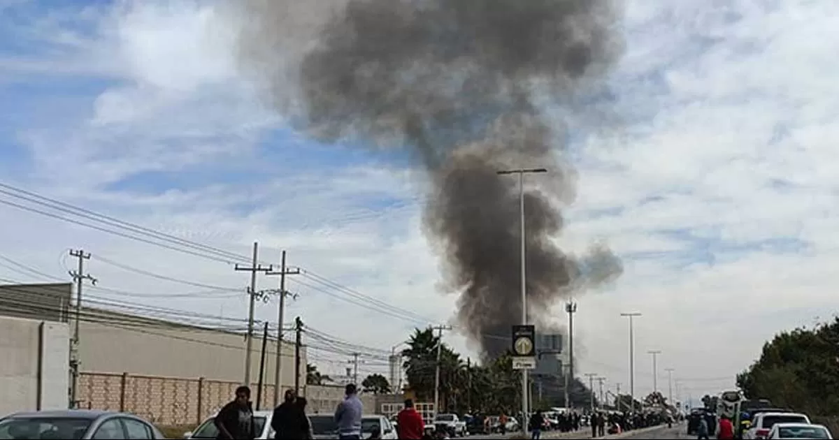 Voraz incendio en Torreón moviliza a autoridades de la Laguna; hay un muerto