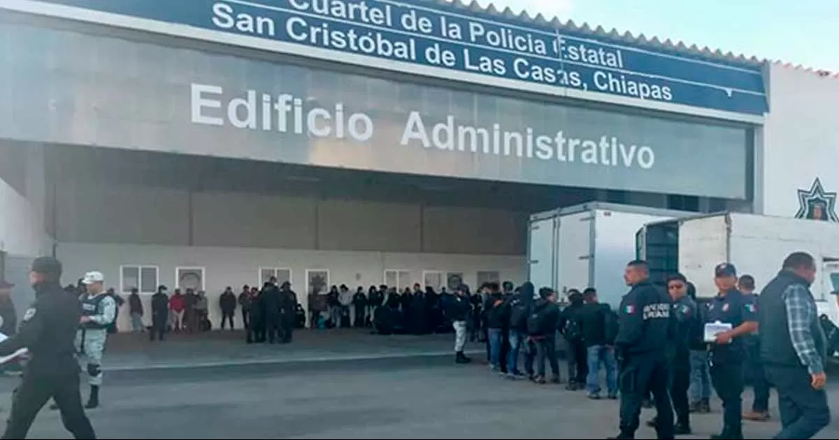 Rescatan a 76 migrantes transportados hacinados en dos vehículos en Chiapas