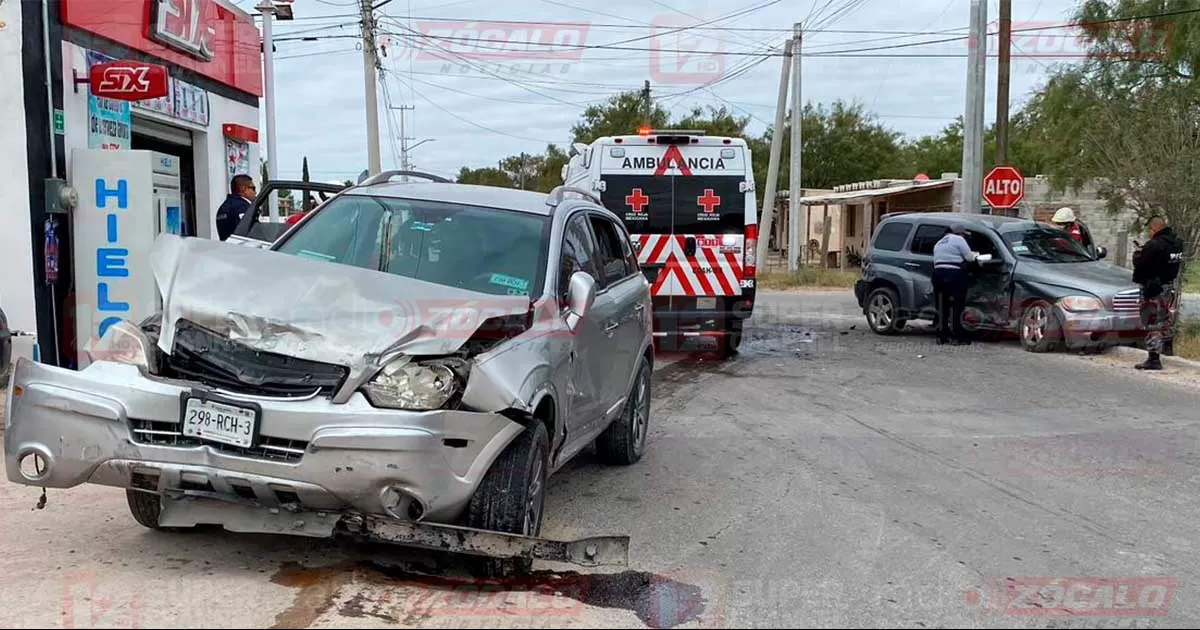 El conductor de un Chevrolet omitió un señalamiento de alto, lo que provocó fuera impactado por una camioneta que circulaba en vía libre.