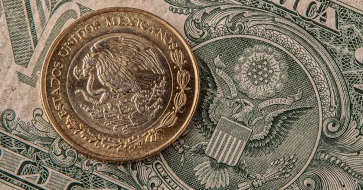 Peso amplía su baja ante la preocupación por la estricta política de la Fed