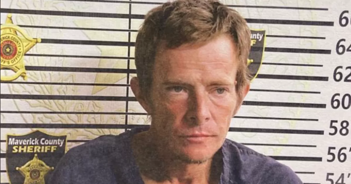 Hombre se desnuda dentro de un parque en Eagle Pass