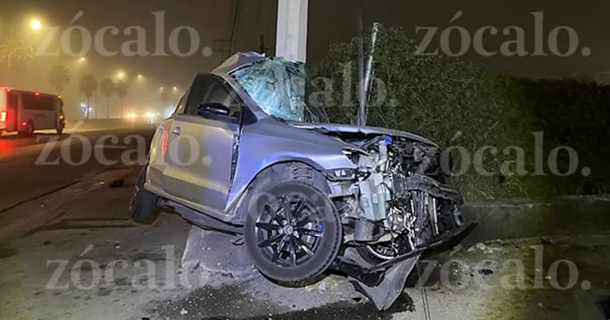Perdió el control de volante debido al exceso de velocidad y el pavimento húmedo, perdiendo la vida al quedar prensado tras chocar contra un poste
