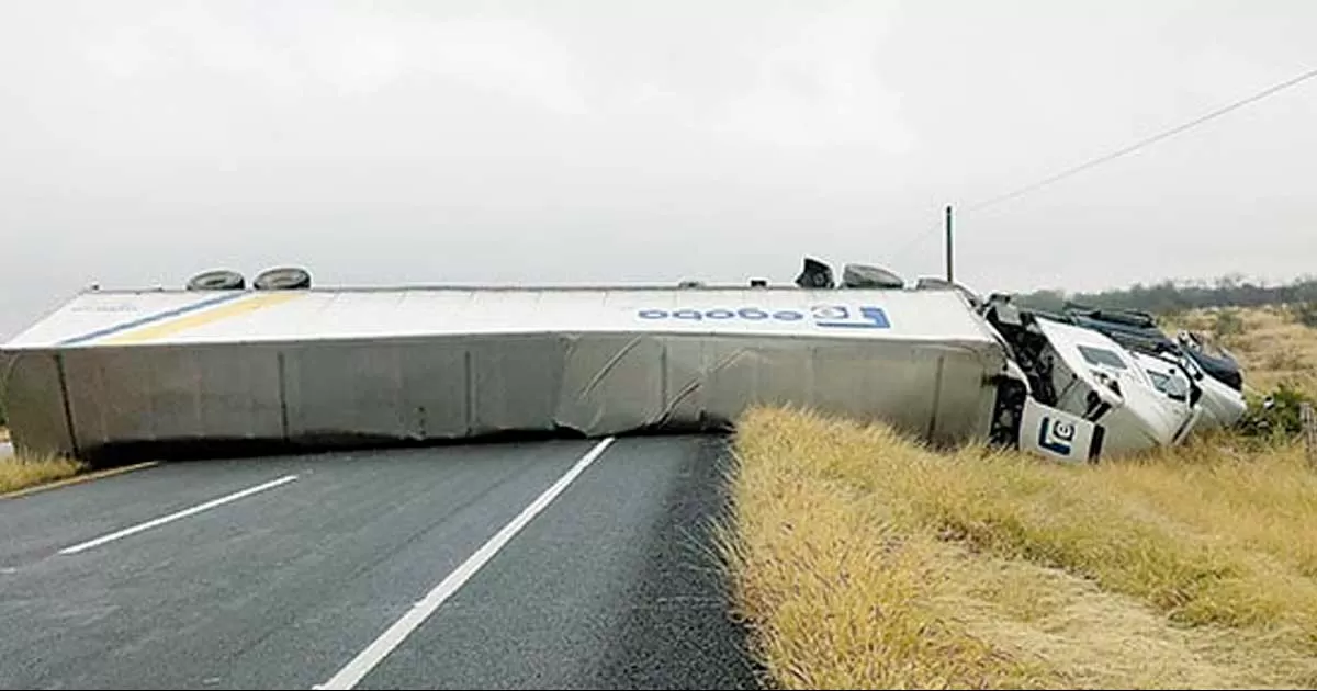 Tráiler sufre volcadura sobre la carretera federal 57 debido a una avería mecánica en un neumático