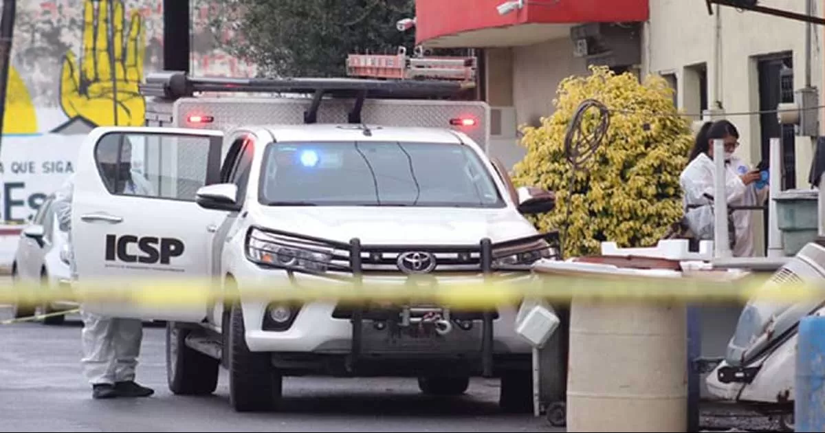 Una mujer disparó a su pareja y después se quitó la vida dentro de su domicilio al poniente de Monterrey, por supuestos problemas entre la pareja.