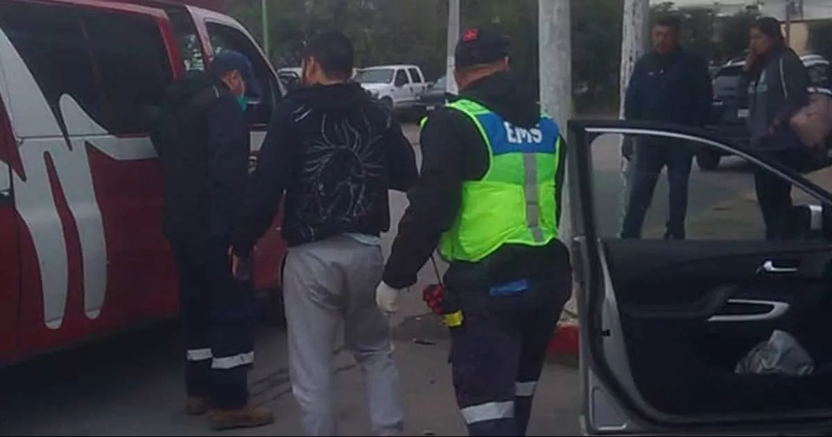 Evade un impacto y se estrella en poste en Piedras Negras