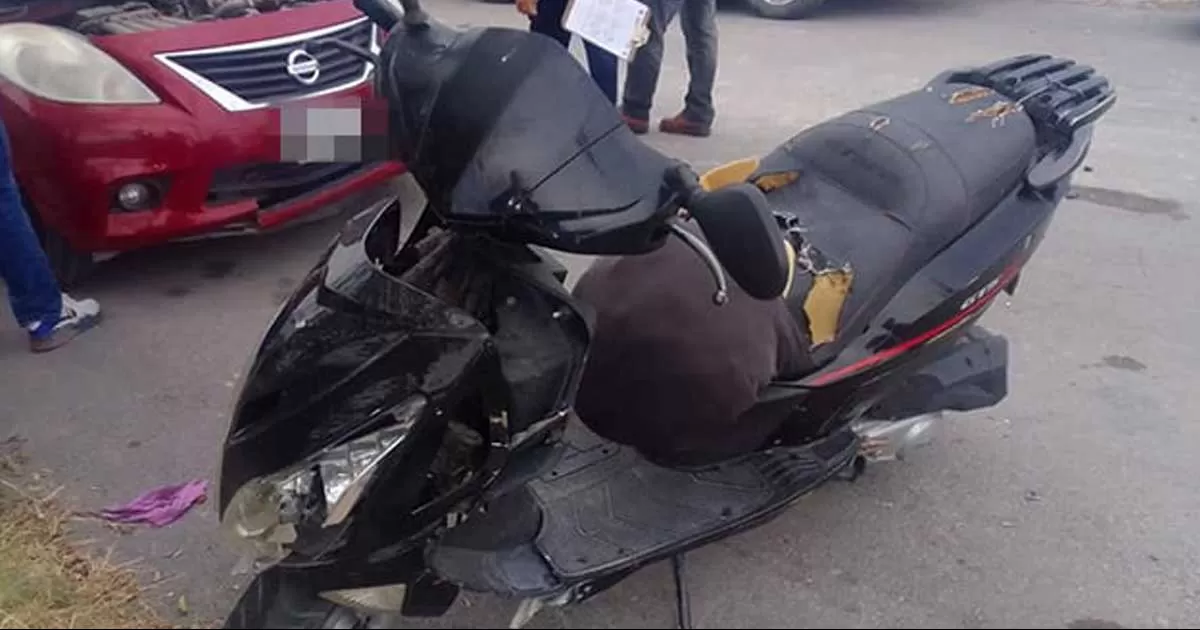 Tránsito Municipal informó que el motociclista no hizo su alto obligatorio lo que ocasionó impactarse contra el vehículo afectado.