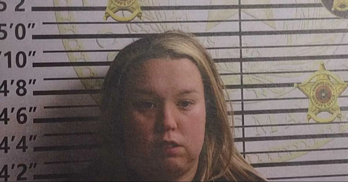 La mujer fue entregada a elementos del departamento del sheriff donde permanece bajo procesamiento.