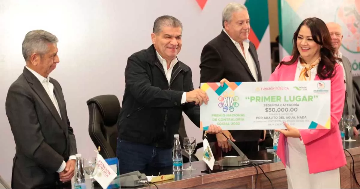 Se resalta el trabajo del servicio público bajo los principios de honradez, imparcialidad, integridad y eficiencia.