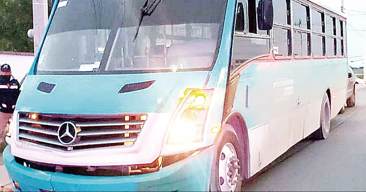 Choca camionero contra un vehículo